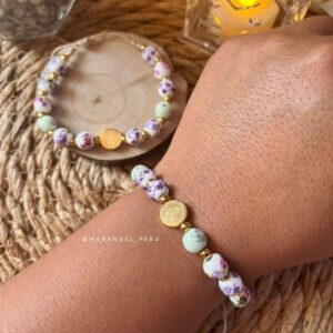 Pulsera San Benito porcelana en muñeca